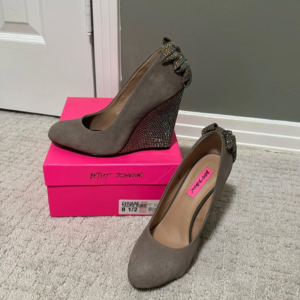 Betsey Johnson suede pump